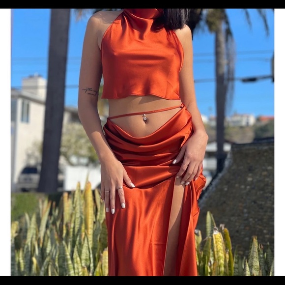 Beautiful satin halter top skirt set in burnt orange. - Picture 3 of 4